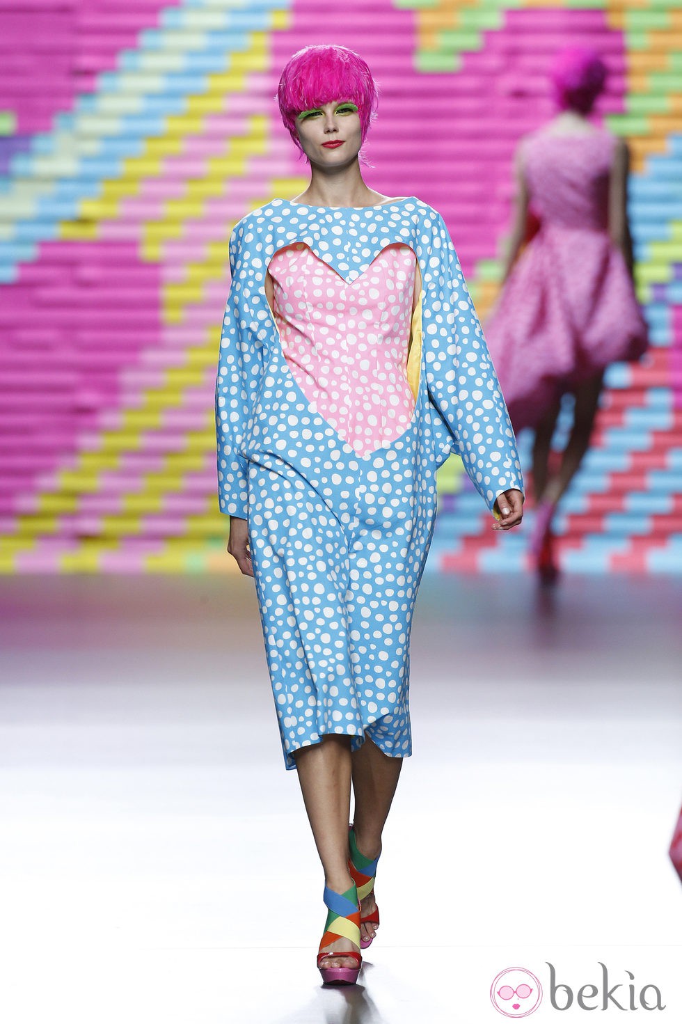 Vestido azul con corazón rosa de Ágatha Ruiz de la Prada en Madrid Fashion Week primavera/verano 2015