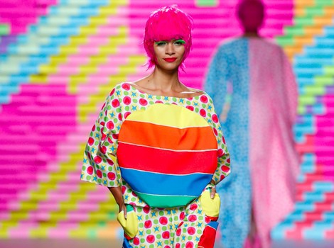 Vestido de arcoíris de Ágatha Ruiz de la Prada en Madrid Fashion Week primavera/verano 2015