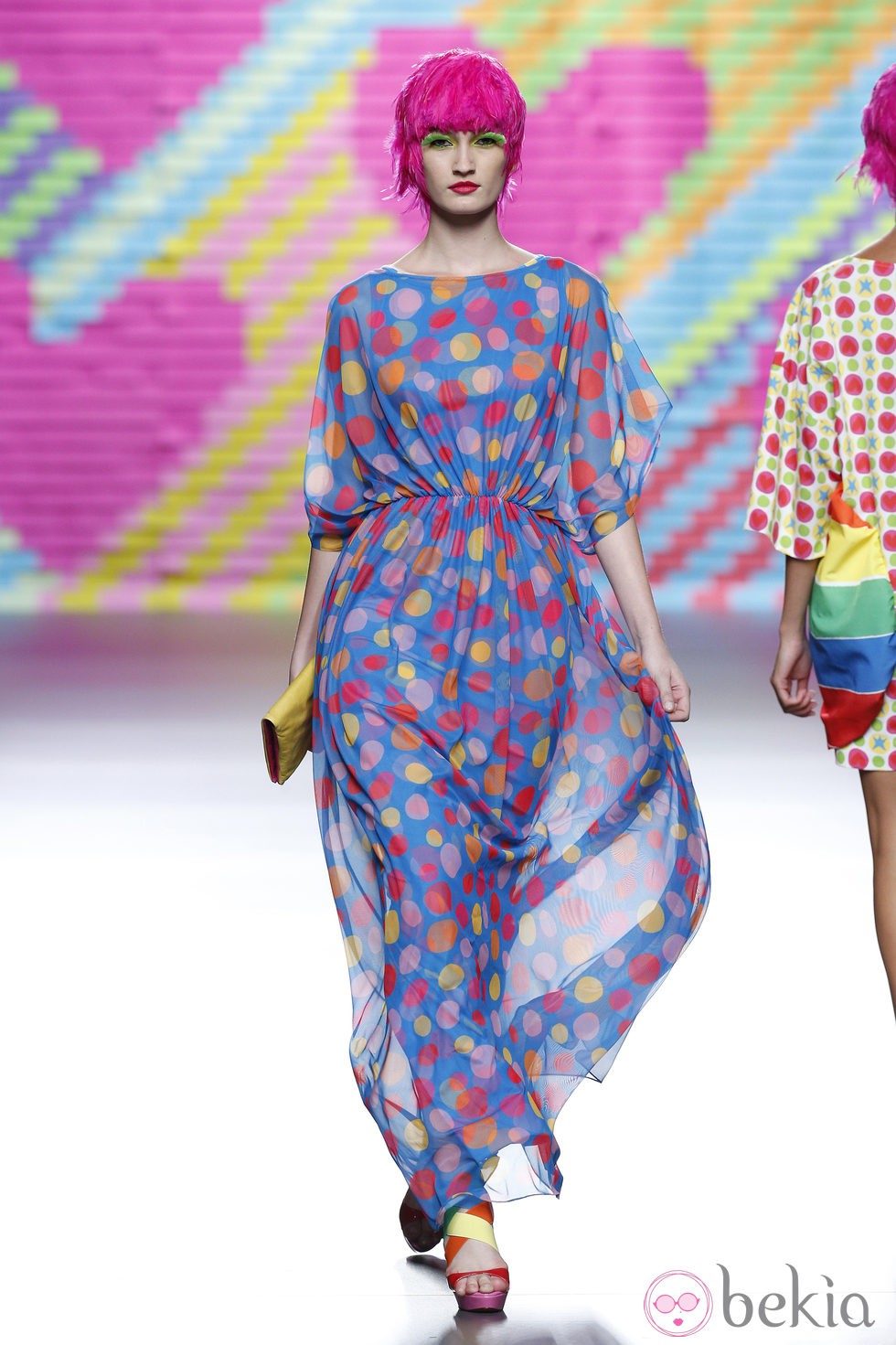 Vestido azul con lunares de colores de Ágatha Ruiz de la Prada en Madrid Fashion Week primavera/verano 2015