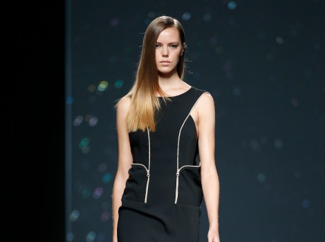 Vestido negro corto de AA de Amaya Arzuaga primavera/verano 2015 en Madrid Fashion Week