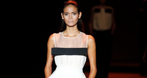 Vestido blanco con lazo negro de Miguel Palacio primavera/verano 2015 en Madrid Fashion Week