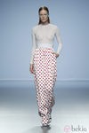 Falda alta blanco con círculos rojos de Davidelfin en Madrid Fashion Week primavera/verano 2015