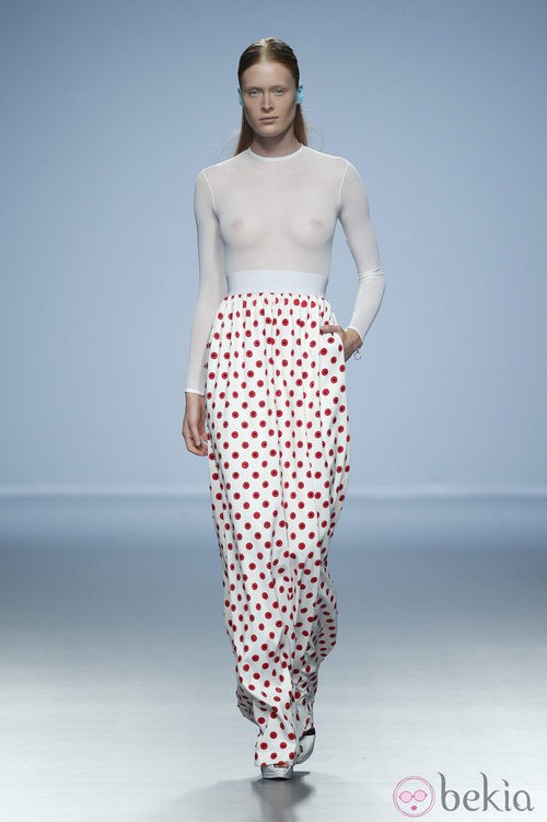 Falda alta blanco con círculos rojos de Davidelfin en Madrid Fashion Week primavera/verano 2015