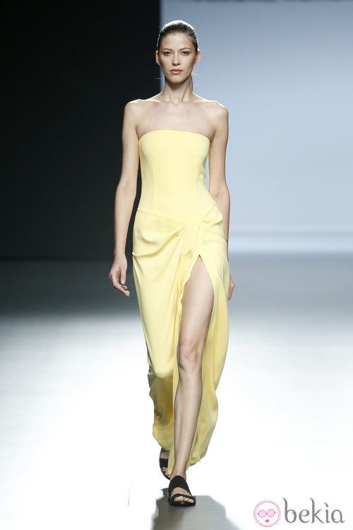 Vestido amarillo de Ángel Schlesser en Madrid Fashion Week primavera/verano 2015