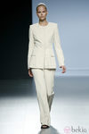 Traje blanco roto de Ángel Schlesser en Madrid Fashion Week primavera/verano 2015