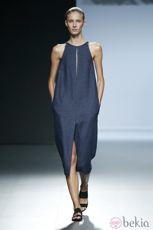 Vestido azul vaquero de Ángel Schlesser en Madrid Fashion Week primavera/verano 2015