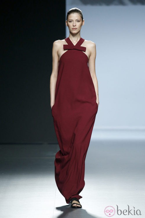 Vestido color vino de Ángel Schlesser en Madrid Fashion Week primavera/verano 2015