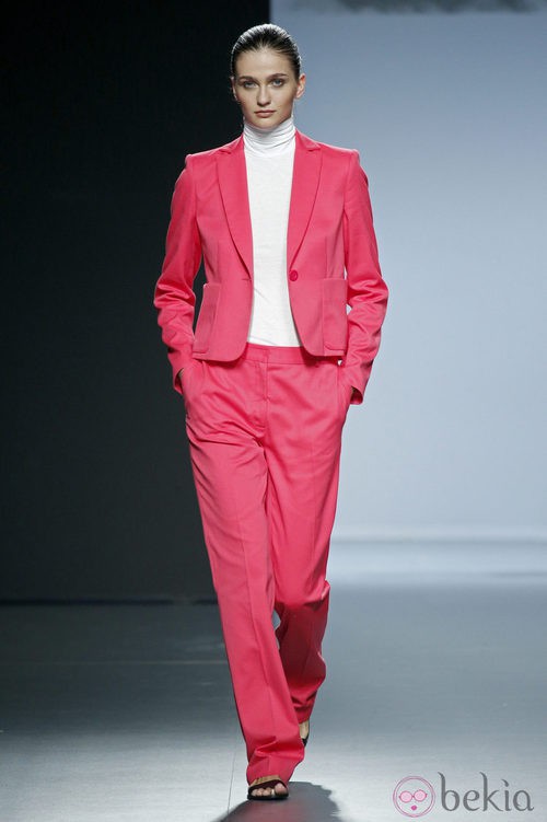 Traje fucsia de Ángel Schlesser en Madrid Fashion Week primavera/verano 2015