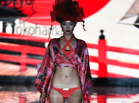 Conjunto de baño rojo de Andrés Sardá en Madrid Fashion Week primavera/verano 2015