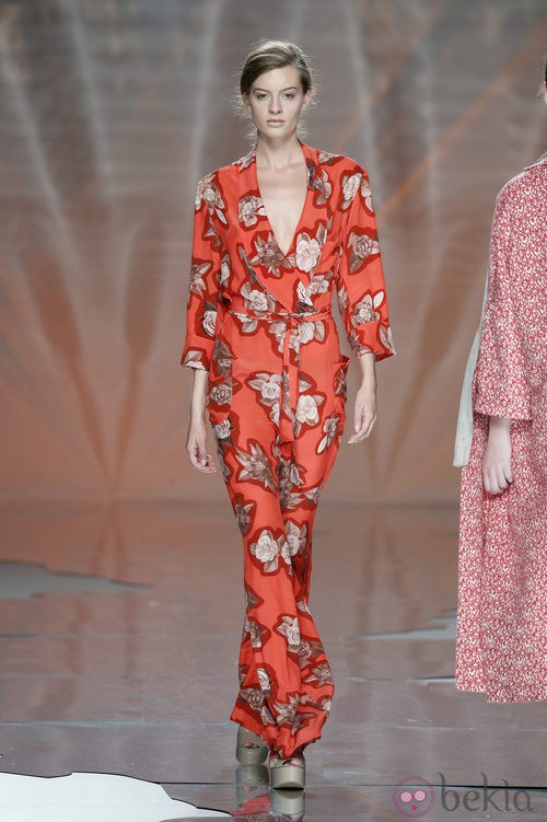 Mono rojo con flores de Ailanto en Madrid Fashion Week primavera/verano 2015