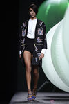 Chaqueta negra con flores de Alvarno primavera/verano 2015 en Madrid Fashion Week