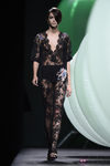 Vestido con encaje y transparencias de Alvarno primavera/verano 2015 en Madrid Fashion Week