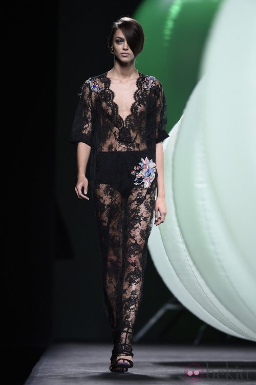 Vestido con encaje y transparencias de Alvarno primavera/verano 2015 en Madrid Fashion Week