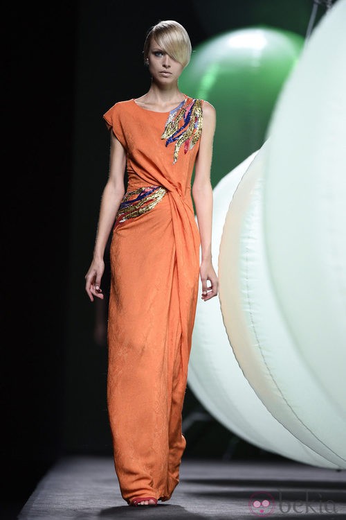 Vestido naranja de Alvarno primavera/verano 2015 en Madrid Fashion Week