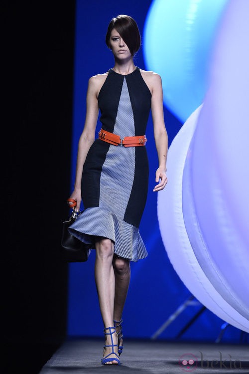 Vestido azul con cinturón naranja de Alvarno primavera/verano 2015 en Madrid Fashion Week
