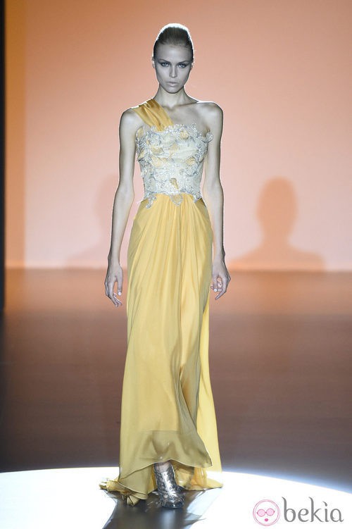 Vestido amarillo de Hannibal Laguna en Madrid Fashion Week primavera/verano 2015