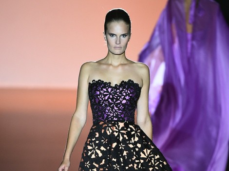 Vestido con flores pintadas de Hannibal Laguna en Madrid Fashion Week primavera/verano 2015
