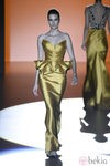 Vestido mostaza de Hannibal Laguna en Madrid Fashion Week primavera/verano 2015