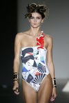 Bañador con motivos orientales de Dolores Cortés en Madrid Fashion Week para primavera/verano 2015