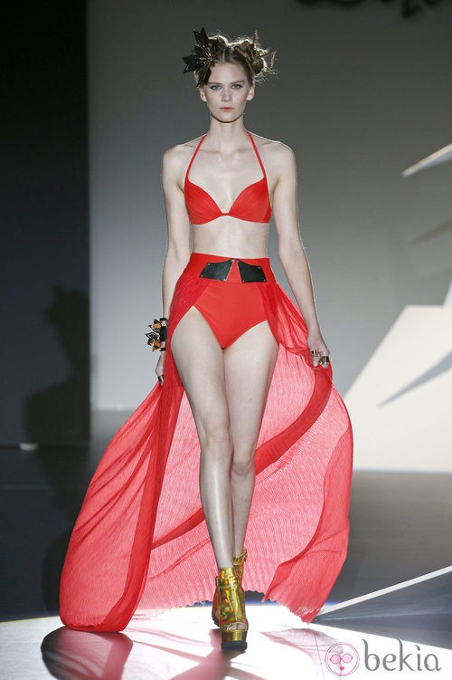 Bikini con cola de gasa de Dolores Cortés en Madrid Fashion Week para primavera/verano 2015