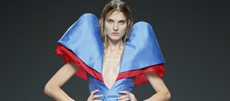 Vestido con hombreras de Beatriz Peñalver en EGO Madrid Fashion Week primavera/verano 2015