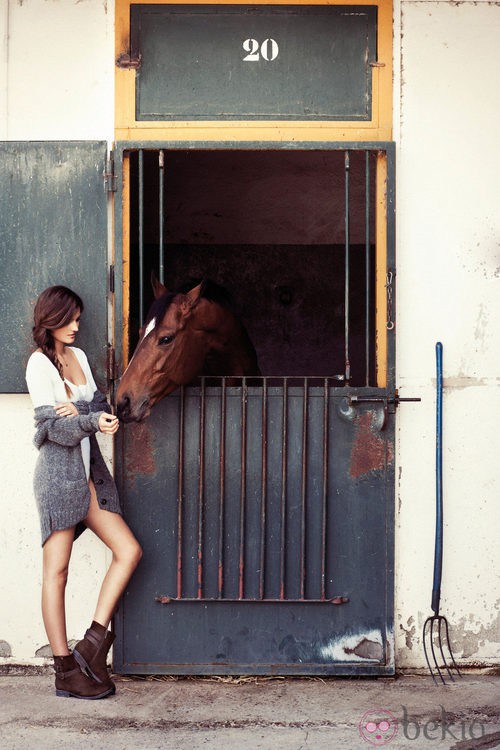 Malena Costa con botines marrón chocolate de Refresh para otoño/invierno 2014