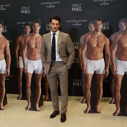 David Gandy posa junto a sus carteles a tamaño real en la presentación de 'David Gandy for Autograph'