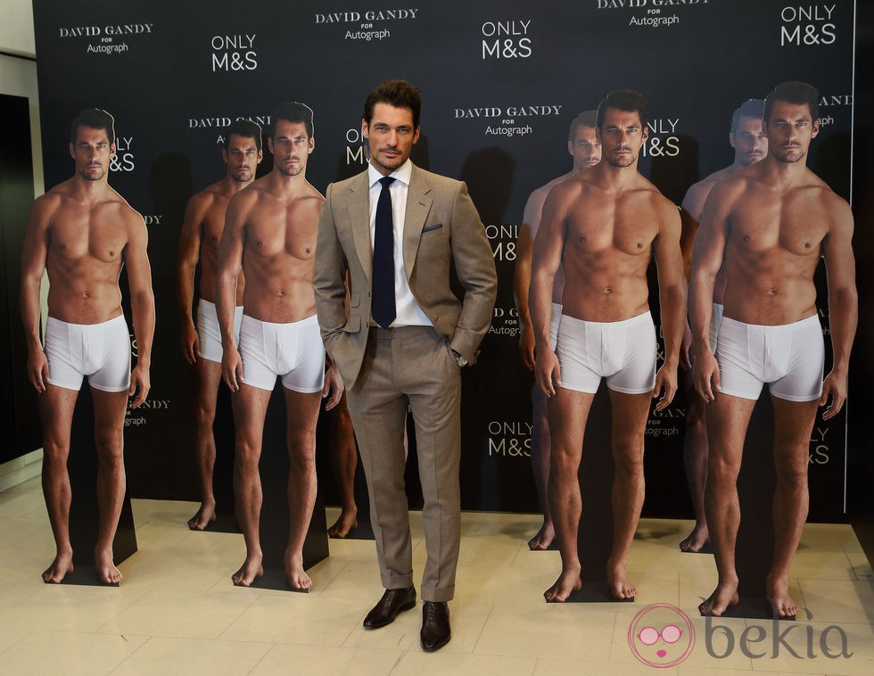 David Gandy posa junto a sus carteles a tamaño real en la presentación de 'David Gandy for Autograph'