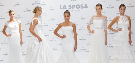 Hiba Abouk junto al elenco de modelos presentando la colección 2015 de La Sposa