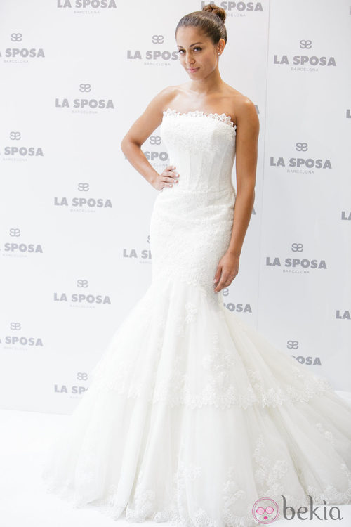 Hiba Abouk con un vestido de novia de La Sposa