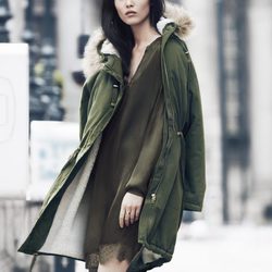 Vestido lencero y trench verde militar de H&M para otoño/invierno 2014