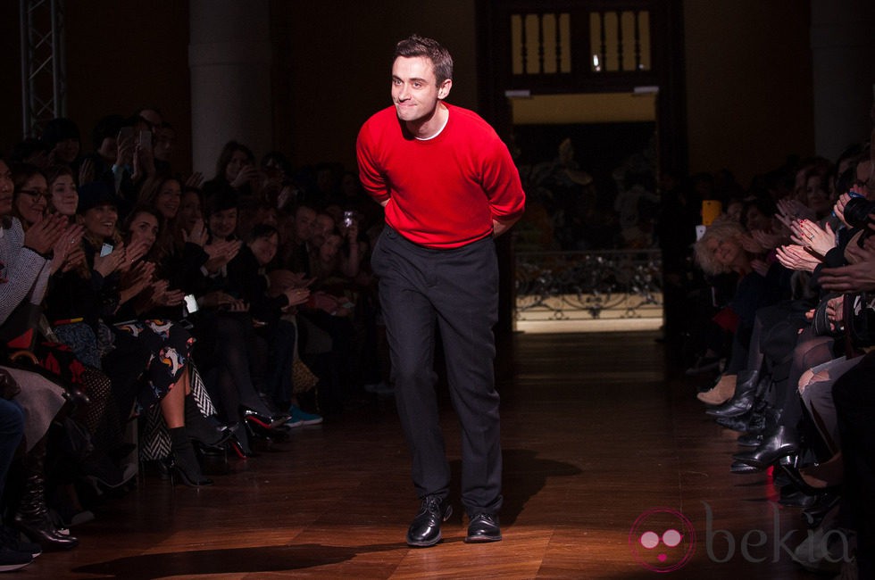 El diseñador Guillaume Henry tras un desfile de Carven