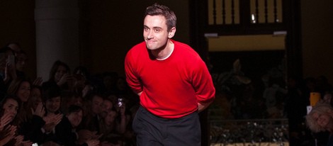El diseñador Guillaume Henry tras un desfile de Carven
