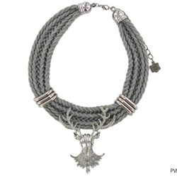 Collar gris con adorno de ciervo de Tantrend de la colección 'Juego de Tronos'