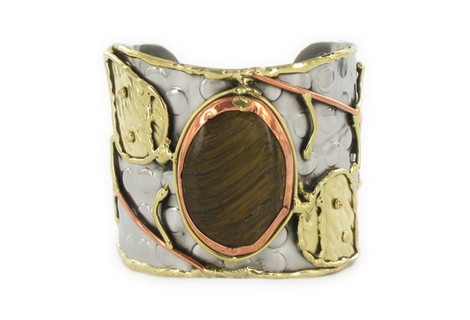 Brazalete plateado con pedrería de la colección 'Juego de Tronos' de Tantrend