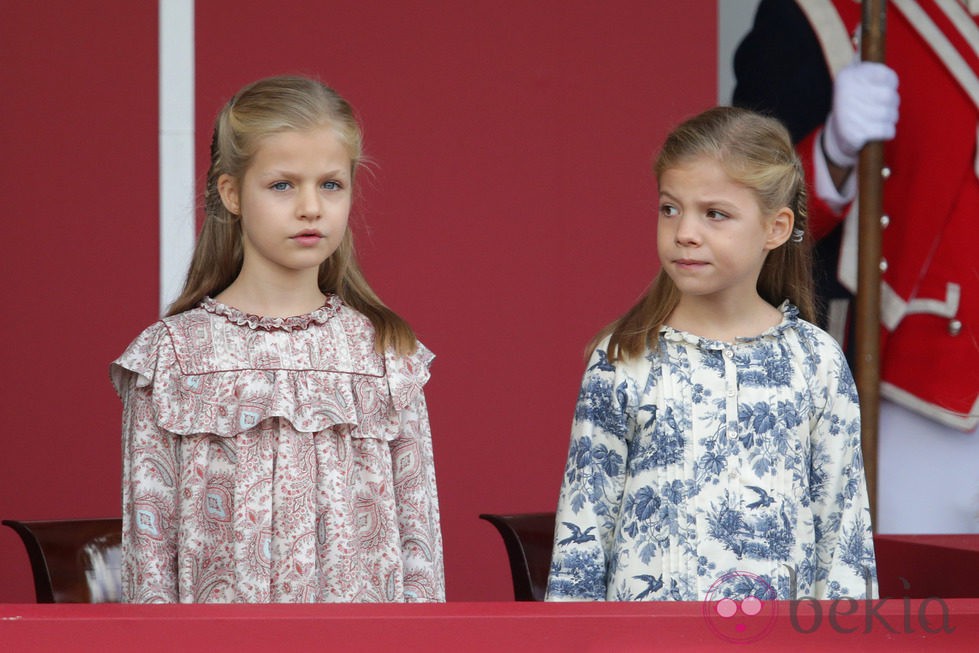 La Princesa Leonor y la Infanta Sofía lucen vestidos de Nanos en el Día de la Hispanidad