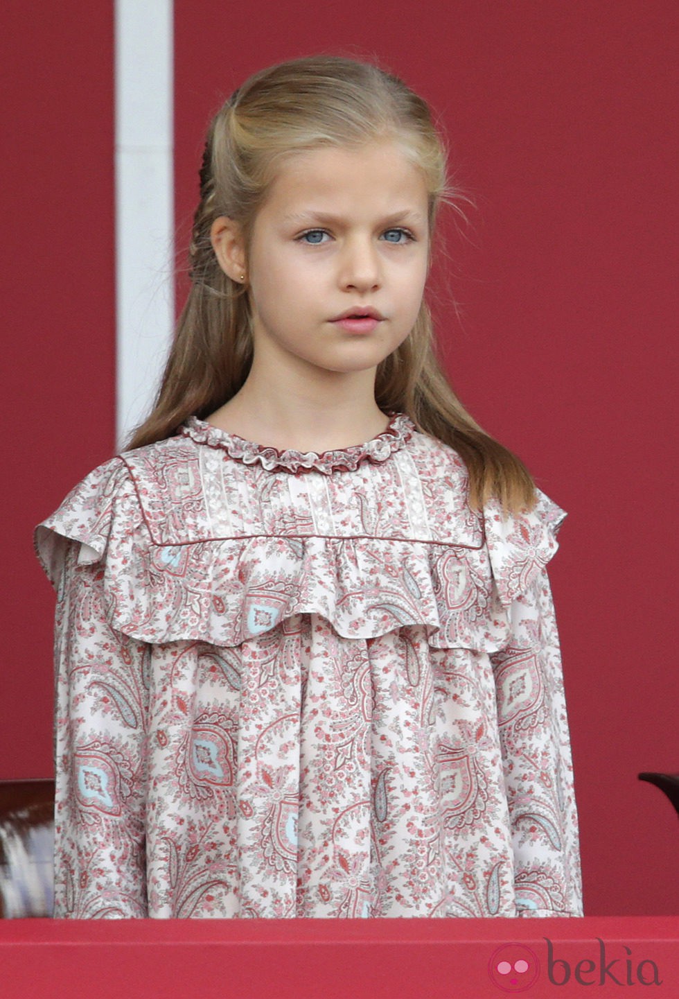 La Princesa Leonor con un vestido en granate y estampado floral en el desfile de las Fuerzas Armadas