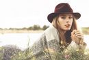 Dylan Penn luce un gorro en granate y un jersey en blanco y negro de The Hip Tee