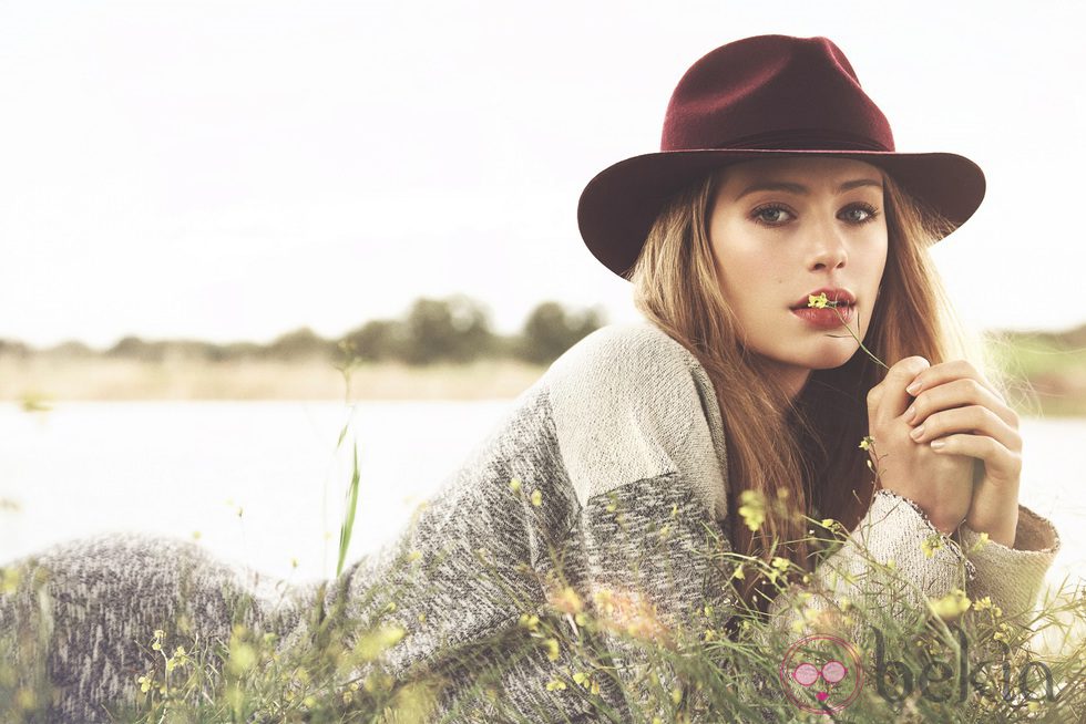 Dylan Penn luce un gorro en granate y un jersey en blanco y negro de The Hip Tee