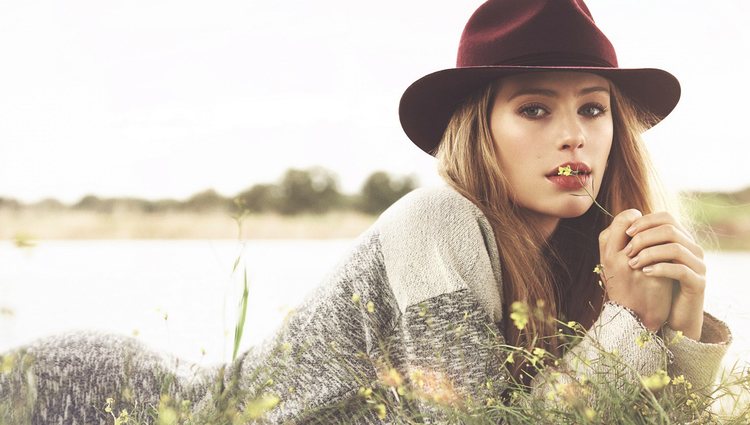 Dylan Penn luce un gorro en granate y un jersey en blanco y negro de The Hip Tee