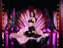 La canadiense Missy Rayder luce lencería negra de Agent Provocateur con detalles dorados de la nueva colección