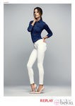 Alessandra Ambrosio posa con los vaqueros 'Hyperflex' de Replay