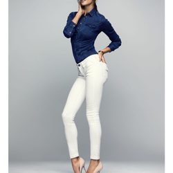 Alessandra Ambrosio posa con los vaqueros 'Hyperflex' de Replay