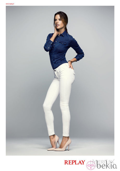 Alessandra Ambrosio posa con los vaqueros 'Hyperflex' de Replay