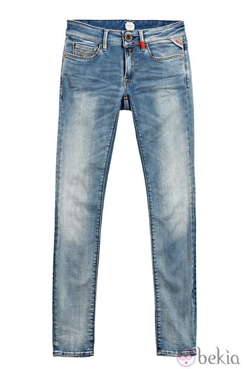 Vaqueros Replay 'Hyperflex' en tono claro de la colección otoño/invierno 2014