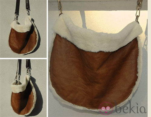 Bolso semicircular de piel de cordero en camel de Inuit para otoño/invierno 2014