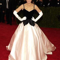 Sarah Jessica Parker con un diseño en blanco y negro de Oscar de la Renta