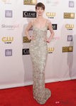 Anne Hathaway con un vestido en tono perla de Oscar de la Renta