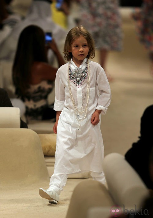 Hudson Kroenig en el desfile de la colección Crucero de Chanel
