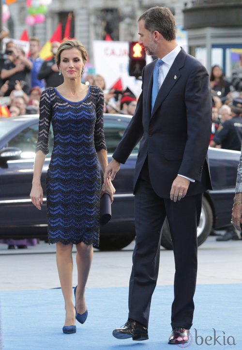 La Reina Letizia junto al Rey Felipe VI a su llegada a los Premios Príncipe de Asturias 2015